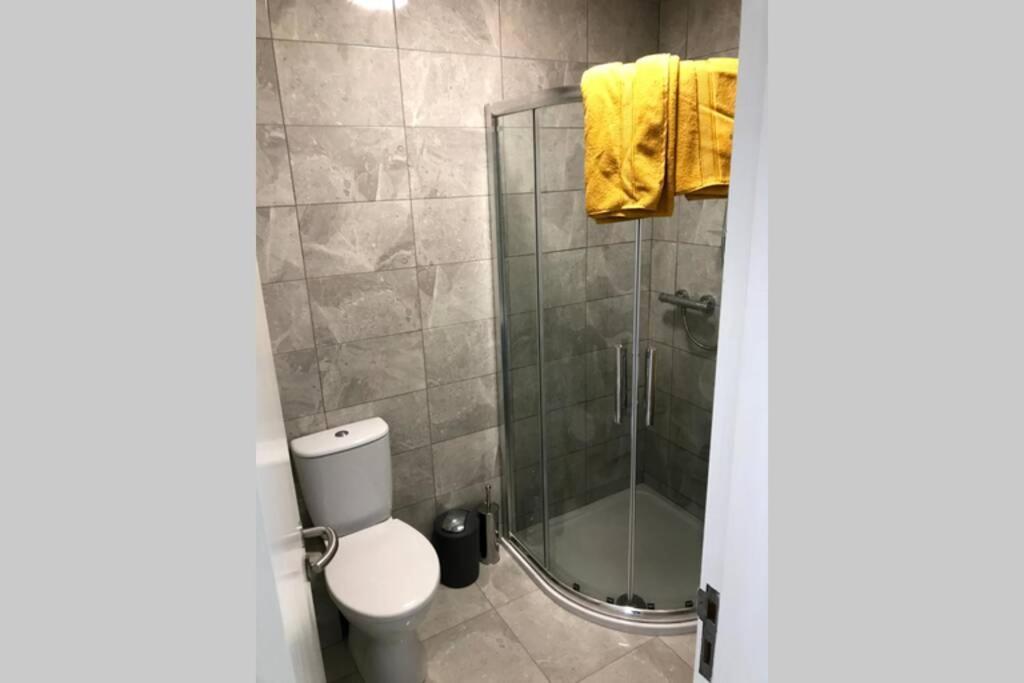 Stylish 3 Bed Apartment With Lough Atalia Views Galway Exterior foto